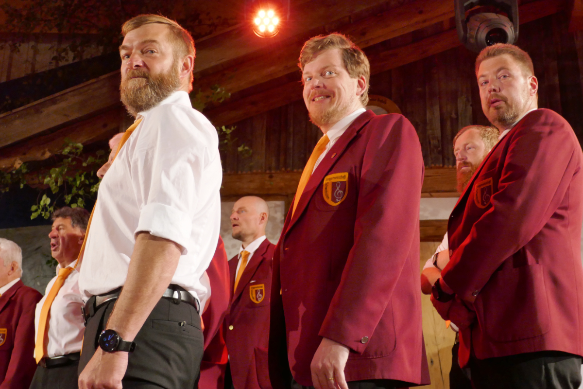 Der Chor beim Auftritt im Festzelt