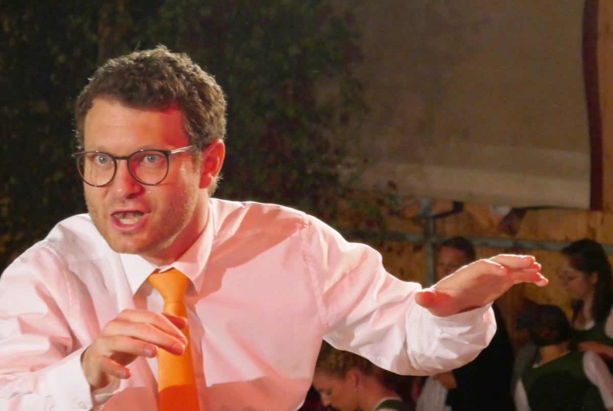 Der Dirigent beim Auftritt im Festzelt
