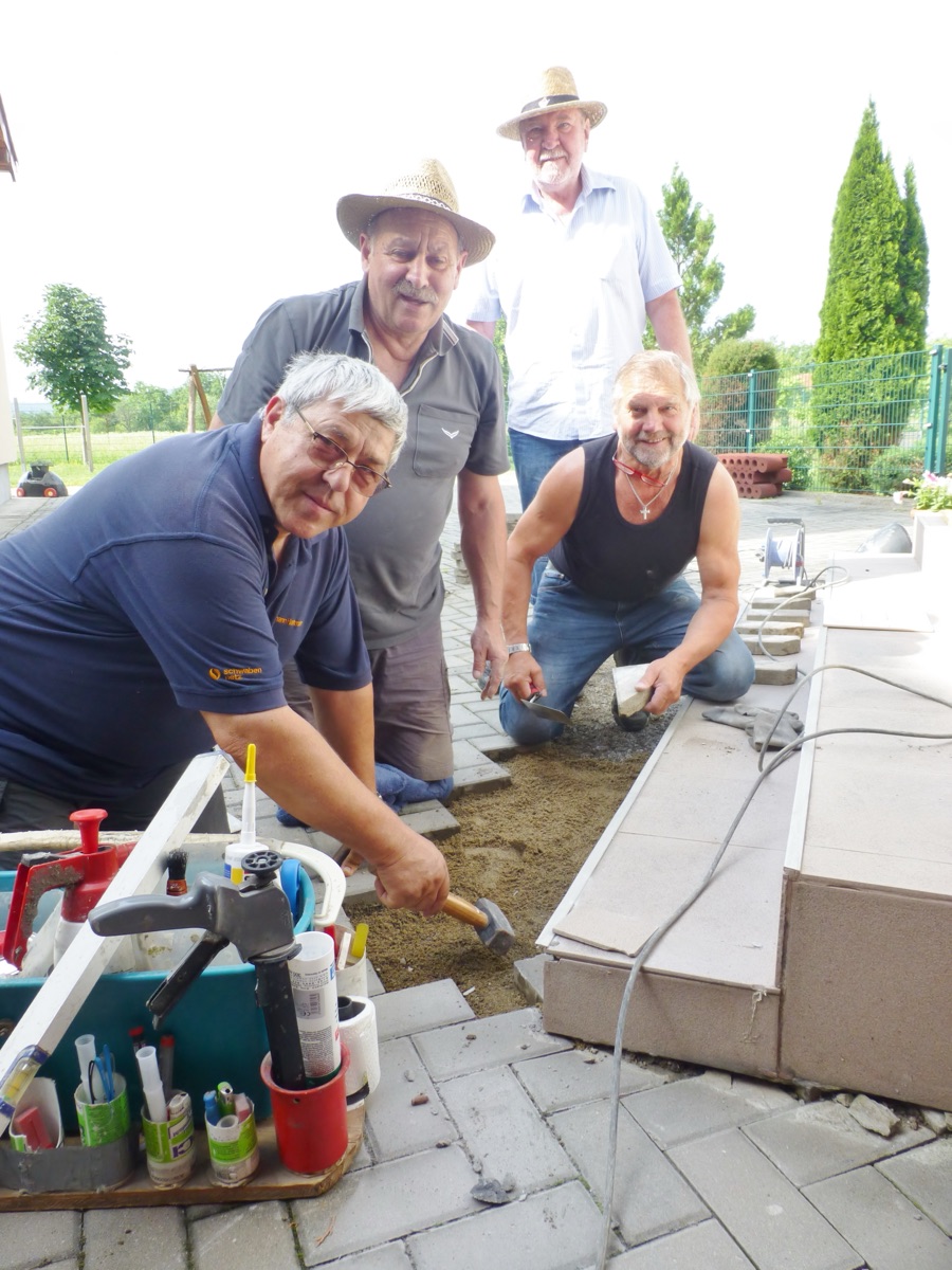 Männer beim Pflastern in Rumänien